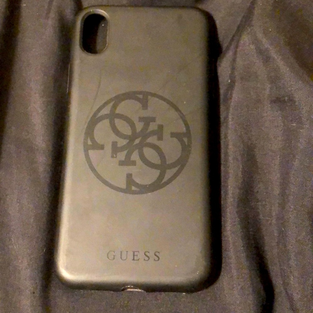 Selling a guess case for 15. It is in good condition